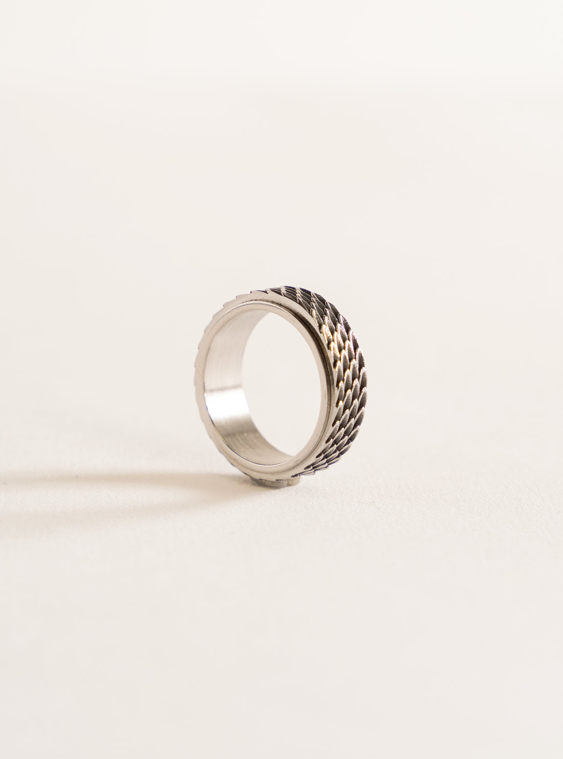Scale Rotatable Ring, Plateado