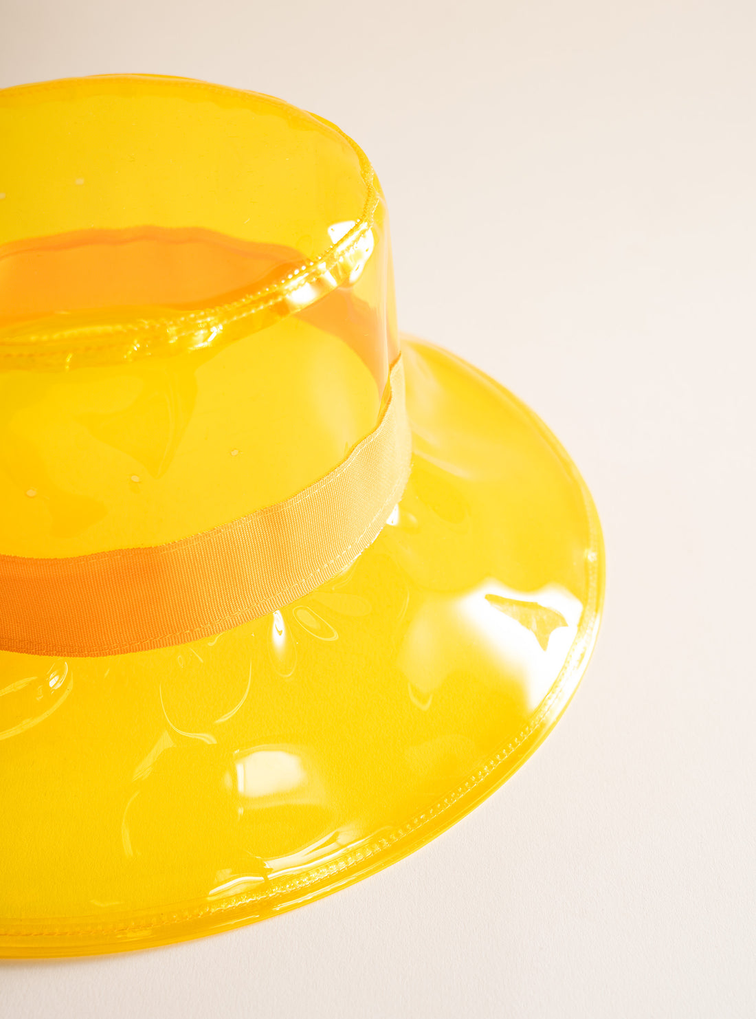 Ooh La La Waterproof Bucket Hat, Amarillo Claro