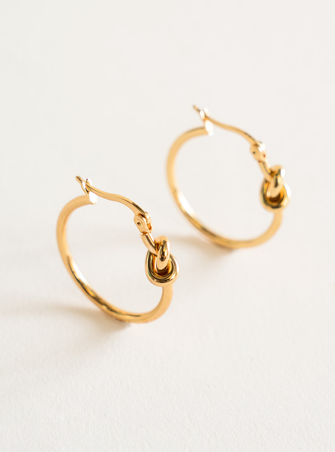 Knot Off Earrings, Dorado