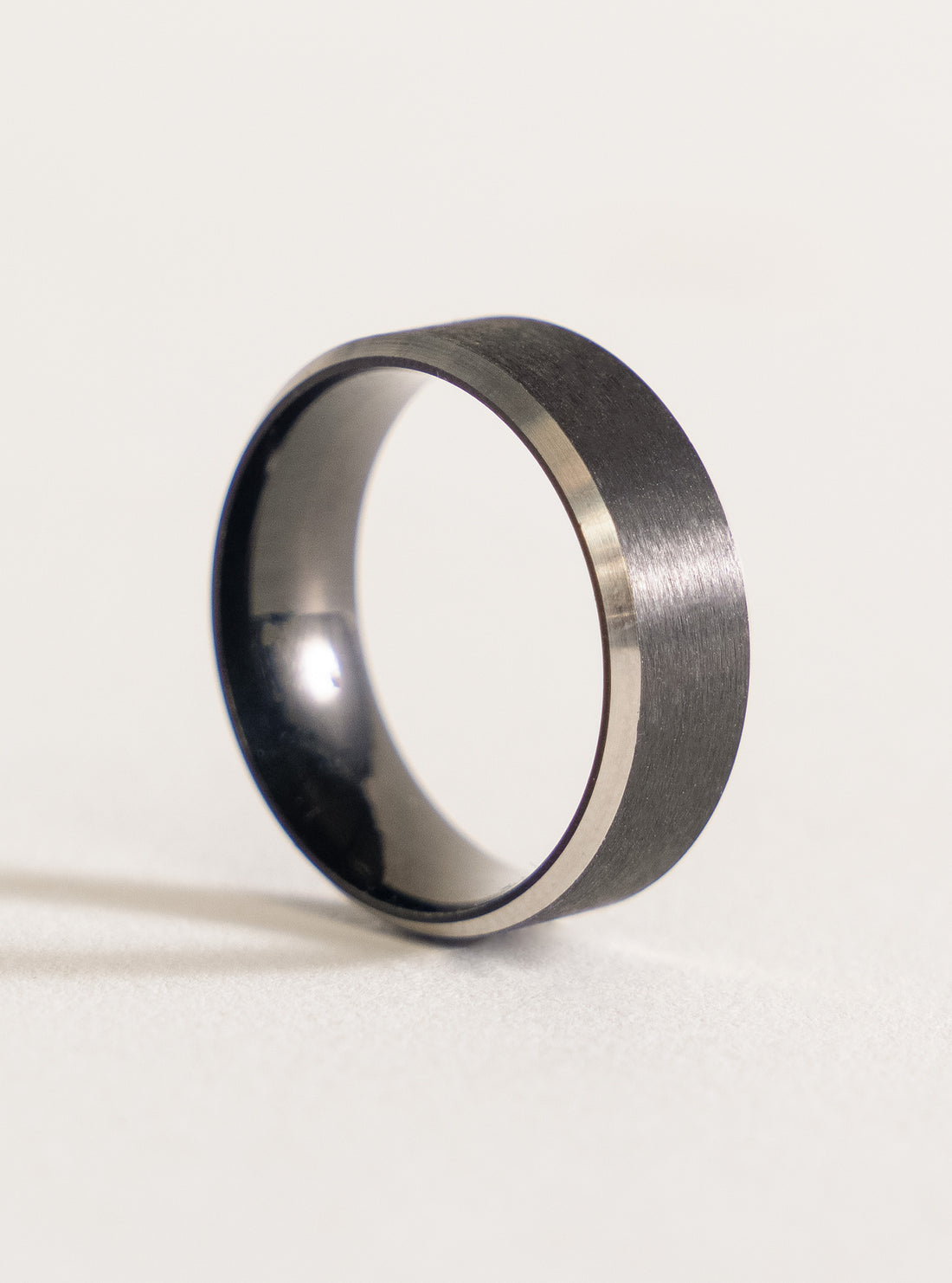 Mildly Black Ring, Negro