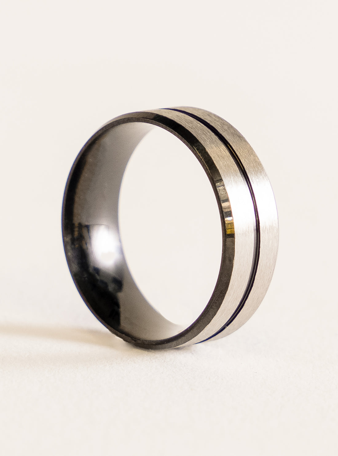 Black On It Groove Beveled Ring, Negro