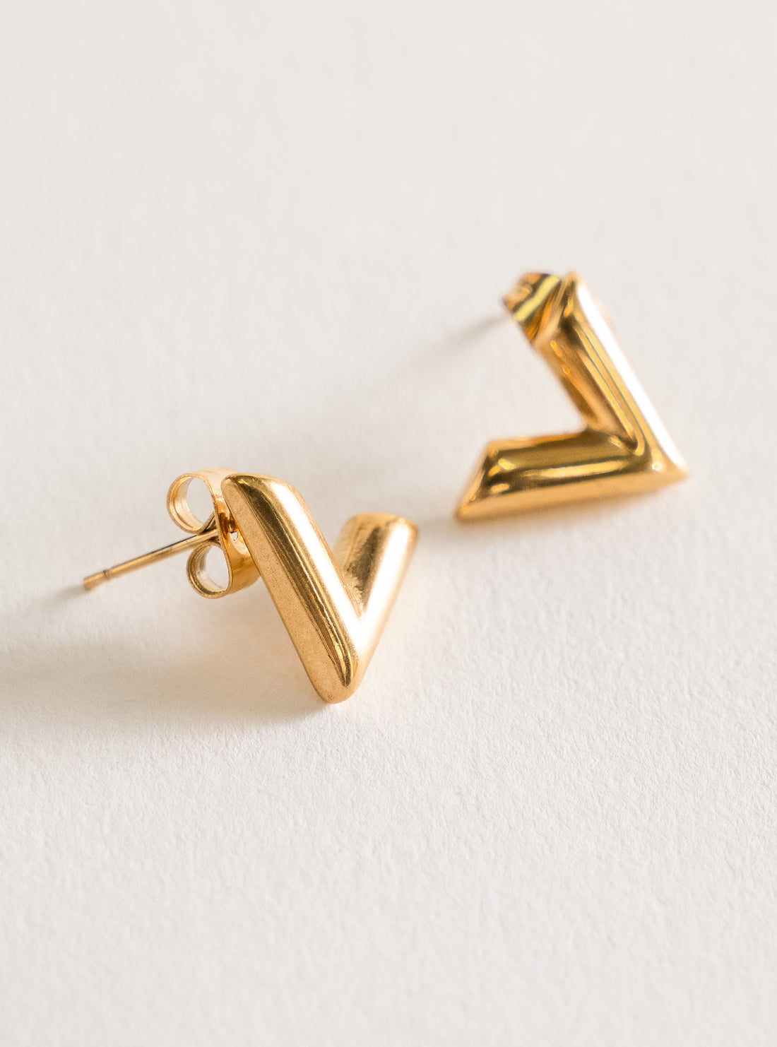 Simple V Earrings, Dorado