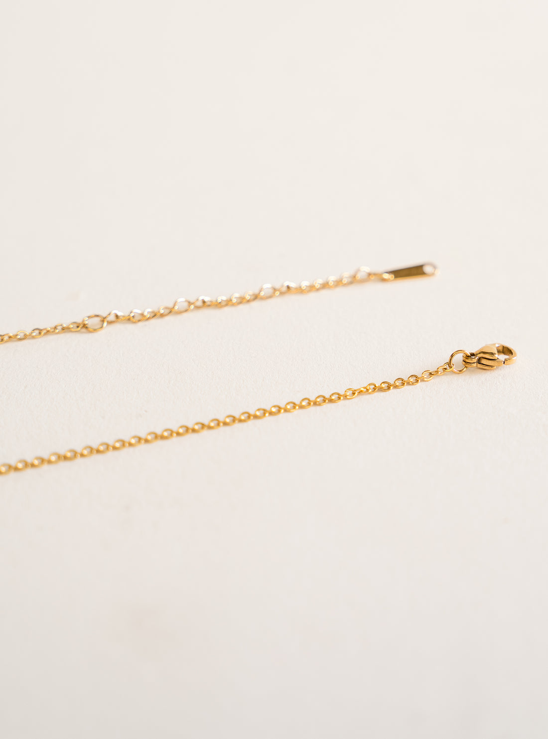 Simple V Necklace, Dorado