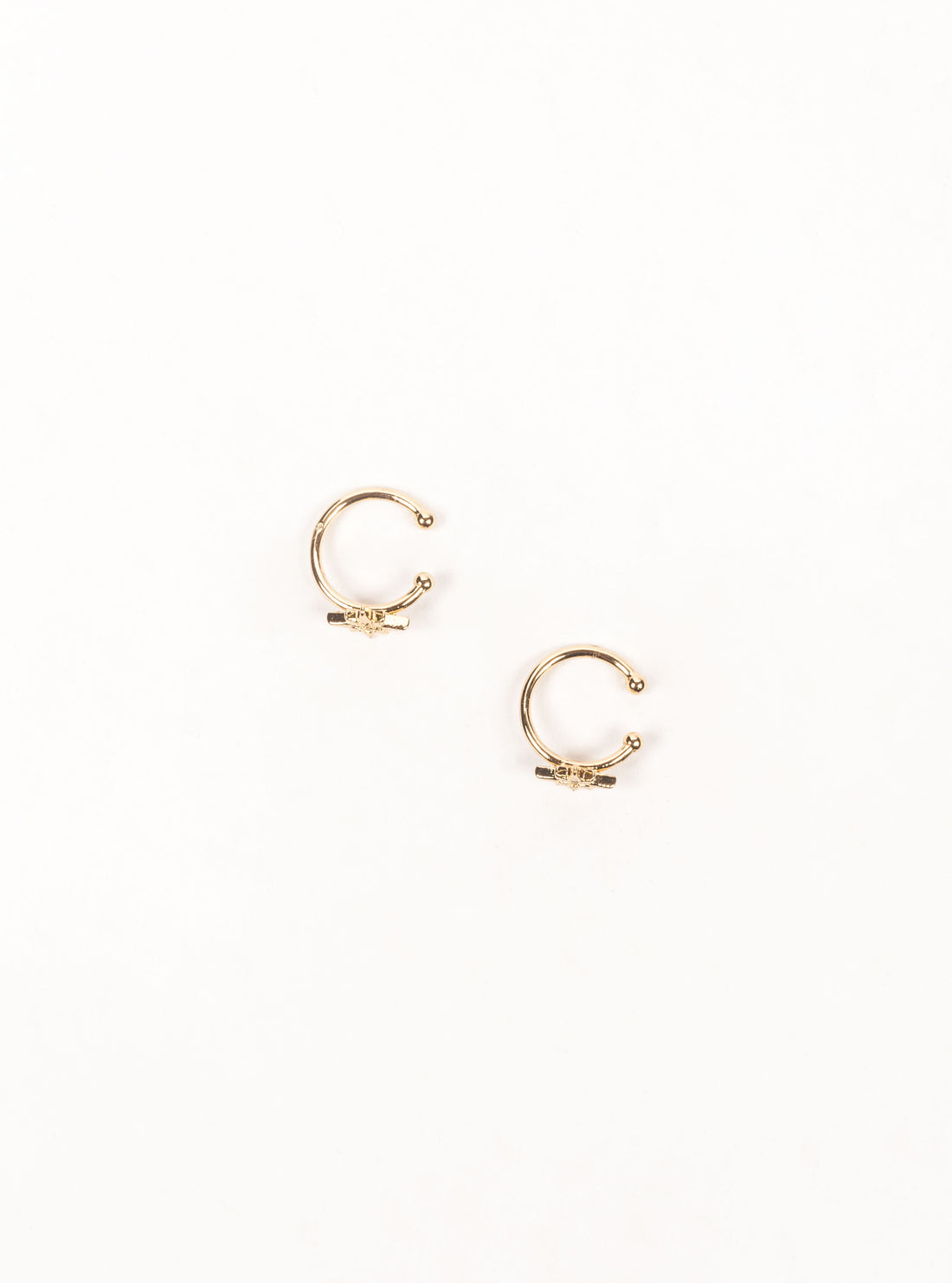 Hang In There Earrings, Dorado