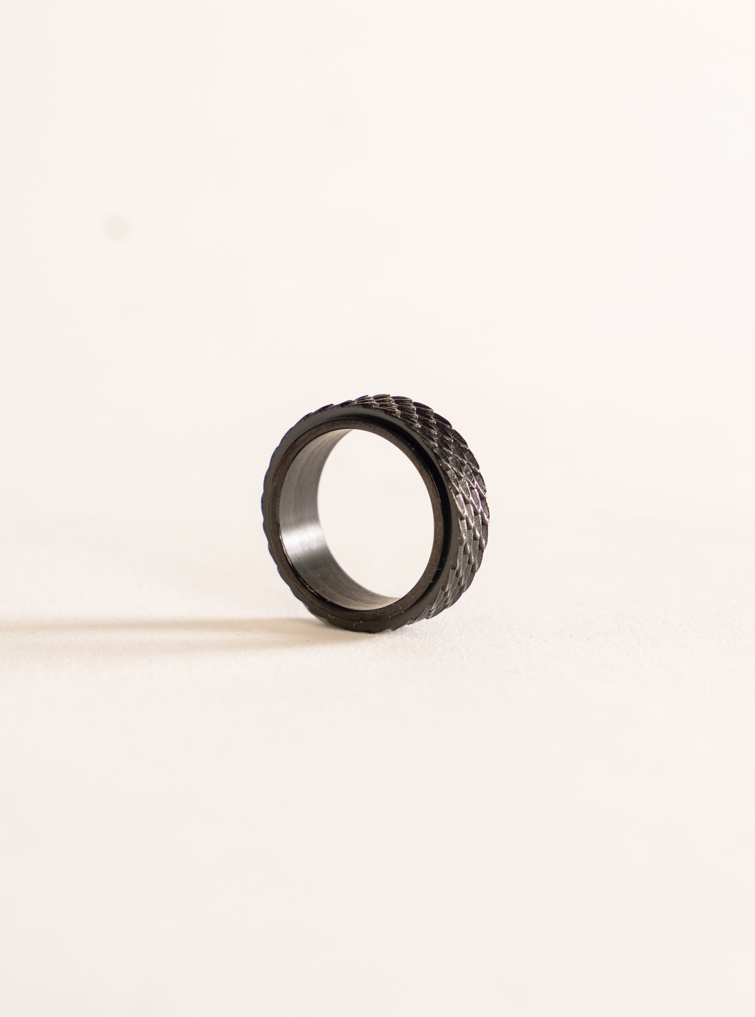 Scale Rotatable Ring, Negro