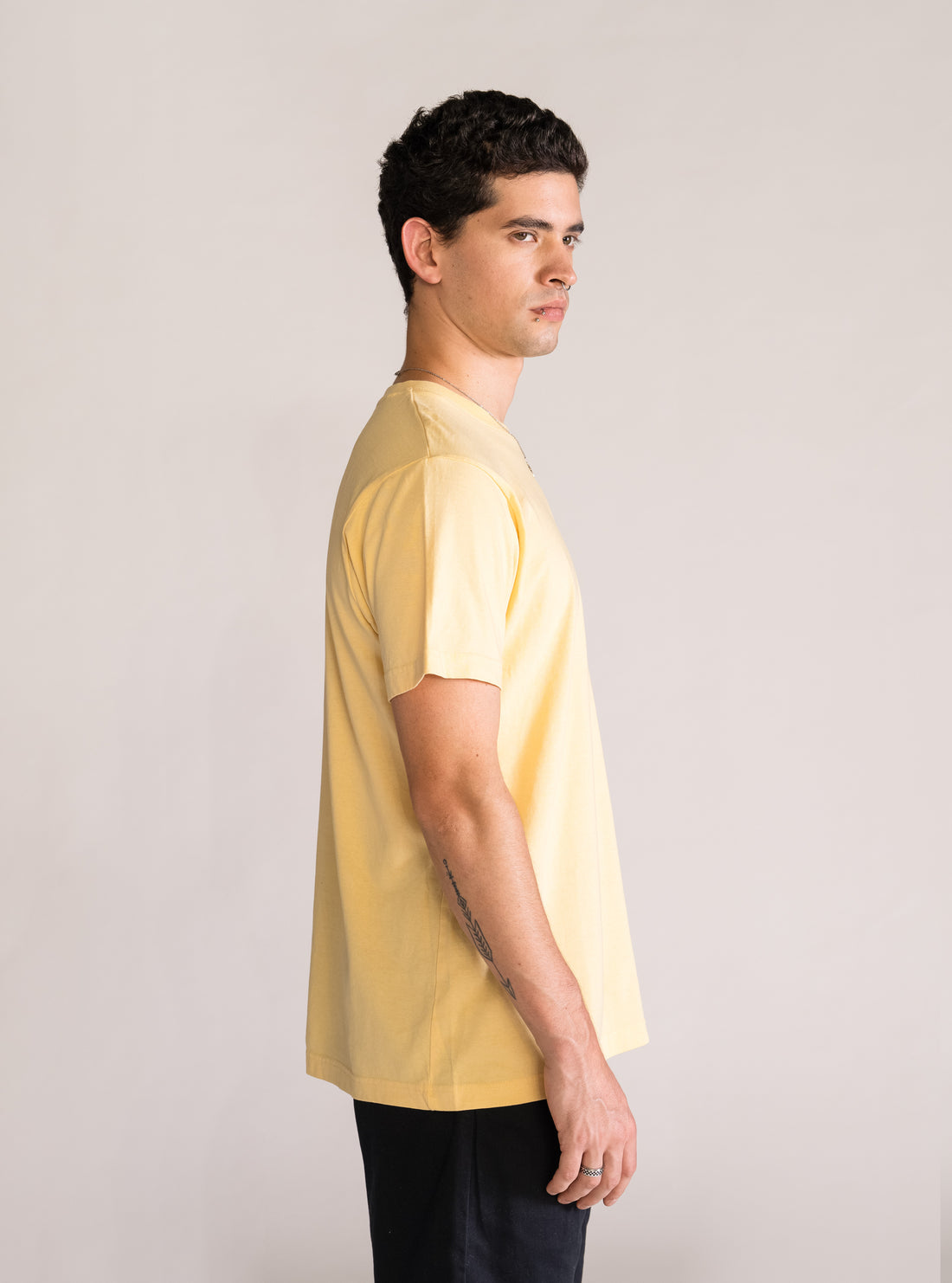 Eyes Up Playera, Amarillo Claro