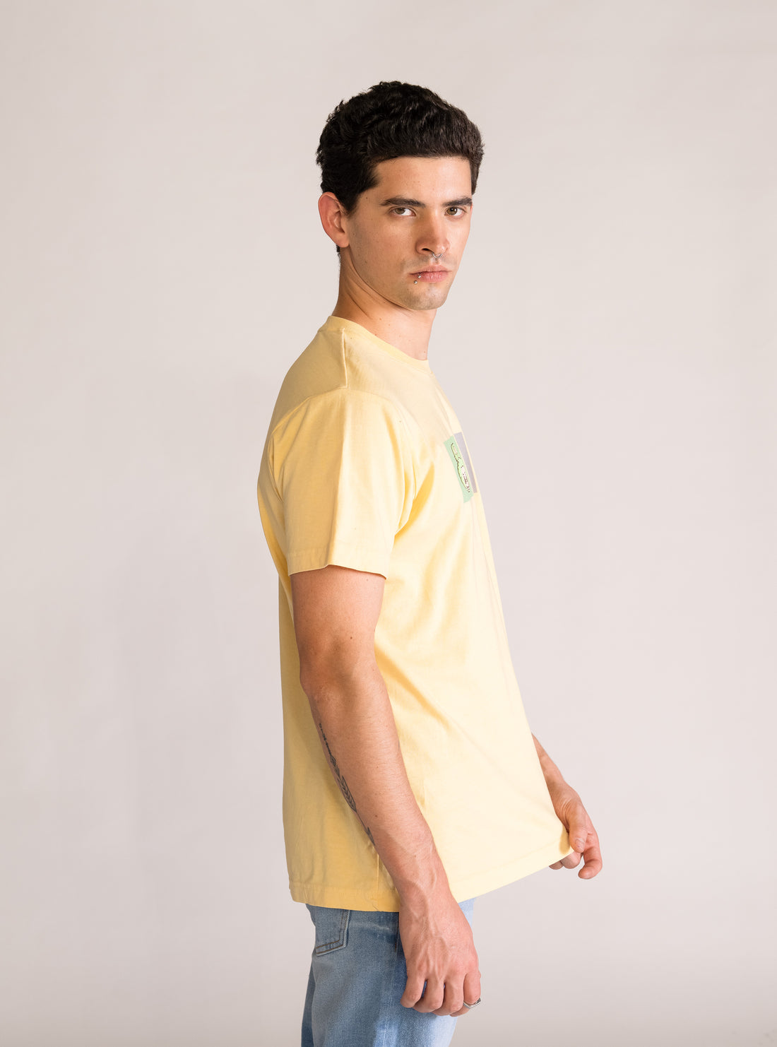 Eyes Up Playera, Amarillo Claro