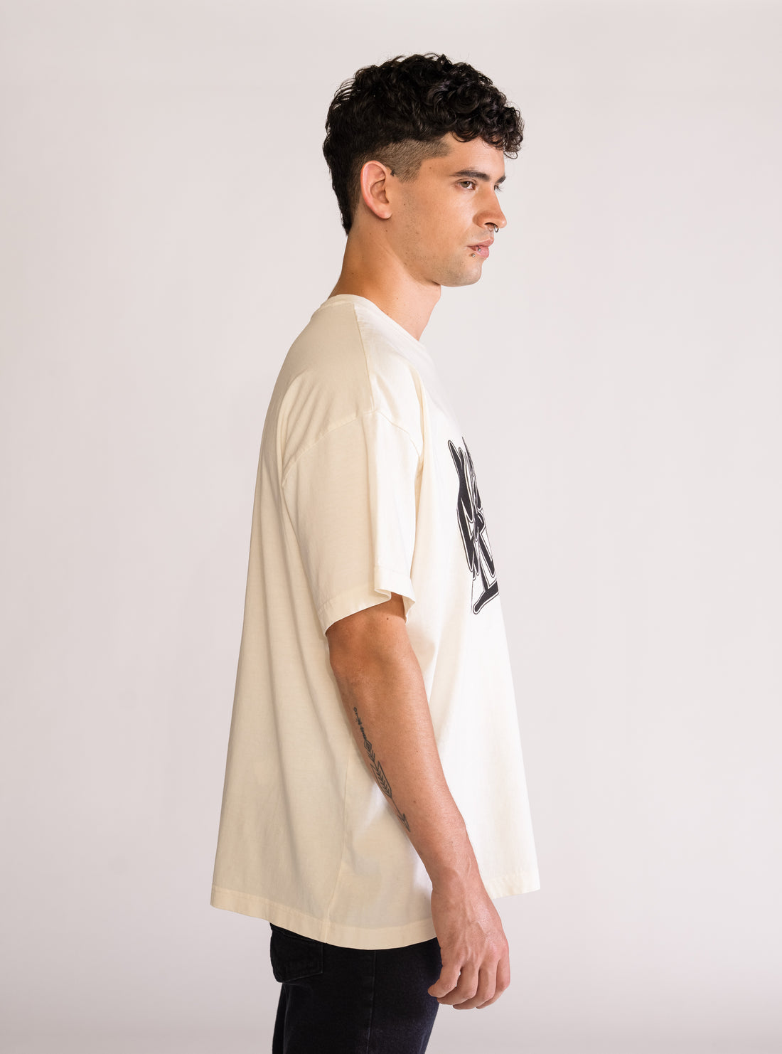 A White Wall Playera Oversize, Crema