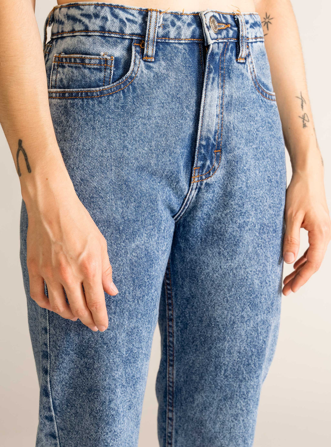 Curiously Strong Mom Jeans, Azul Claro