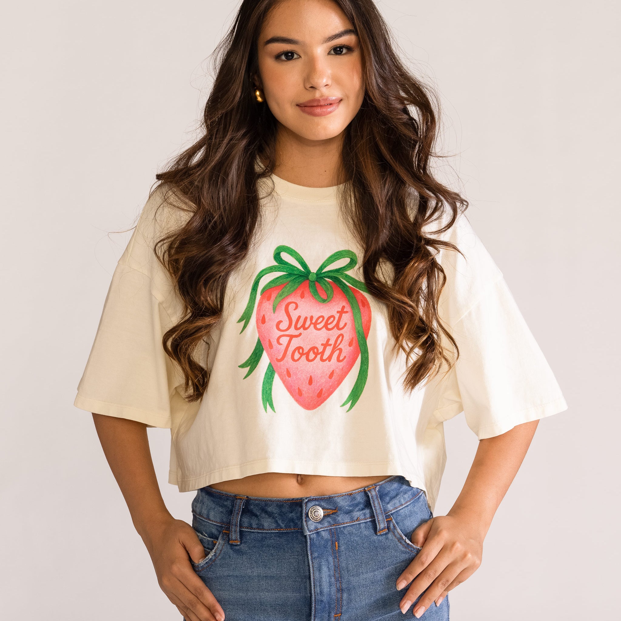 Sweet Tooth Cropped Playera, Crema