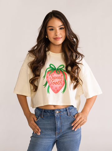 Sweet Tooth Cropped Playera, Crema