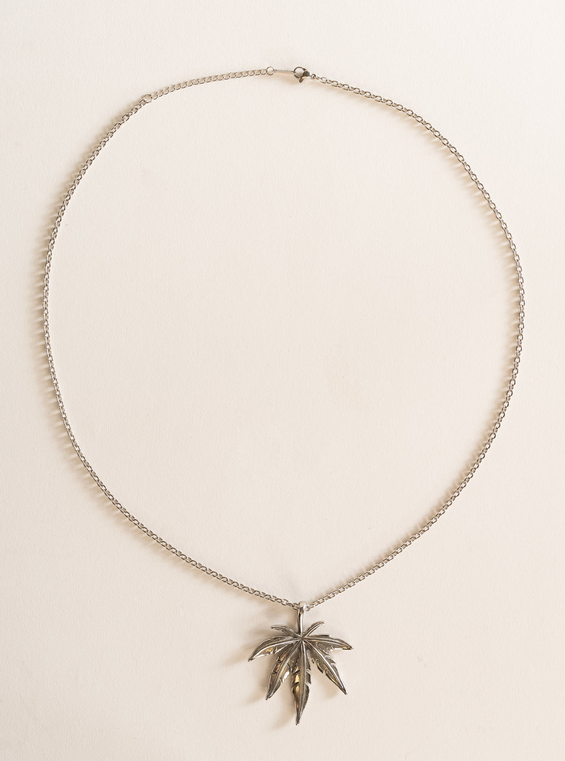 Leaf Pendant Necklace, Plateado