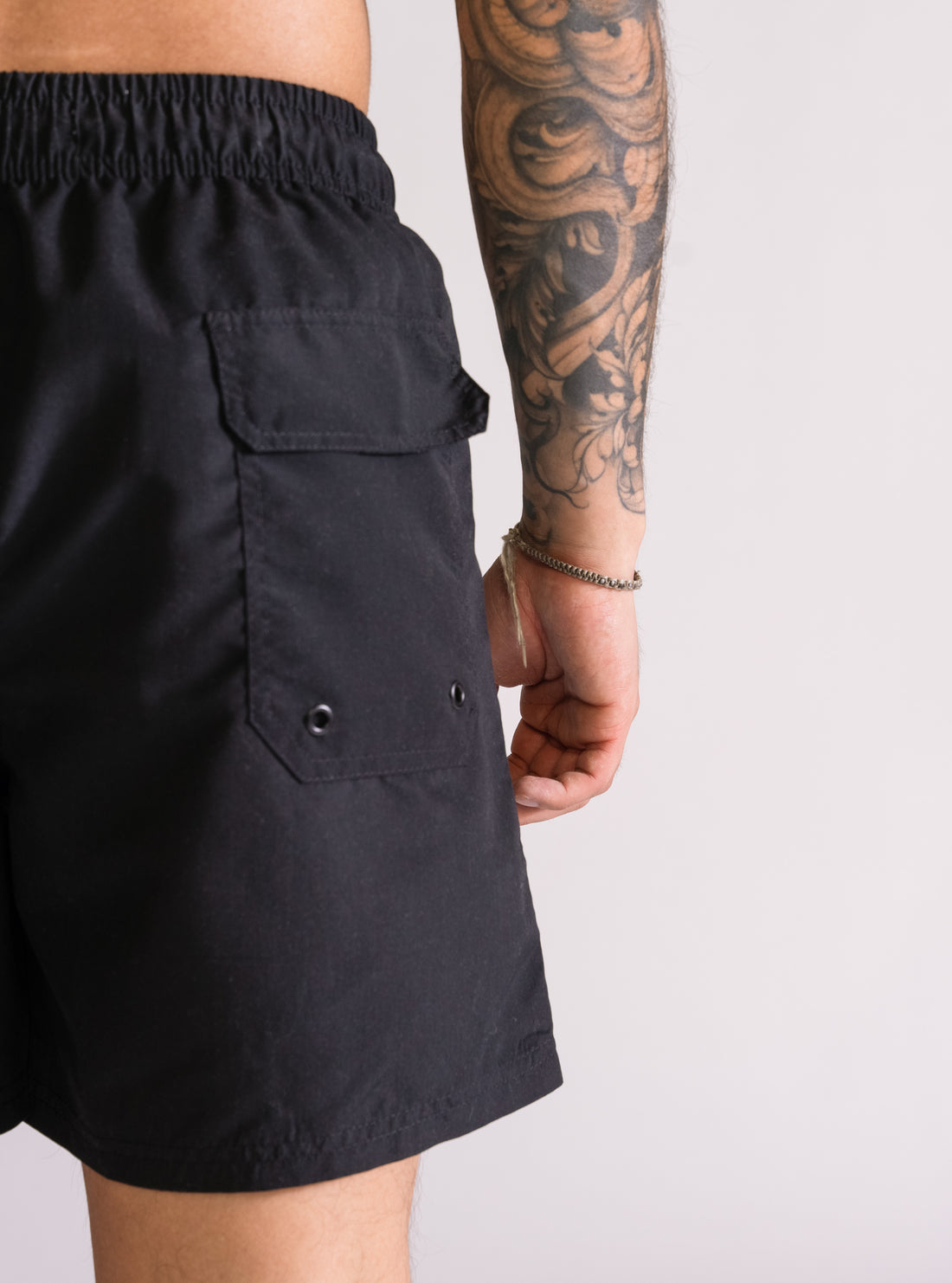 Unbound, Calzoneta, Negro