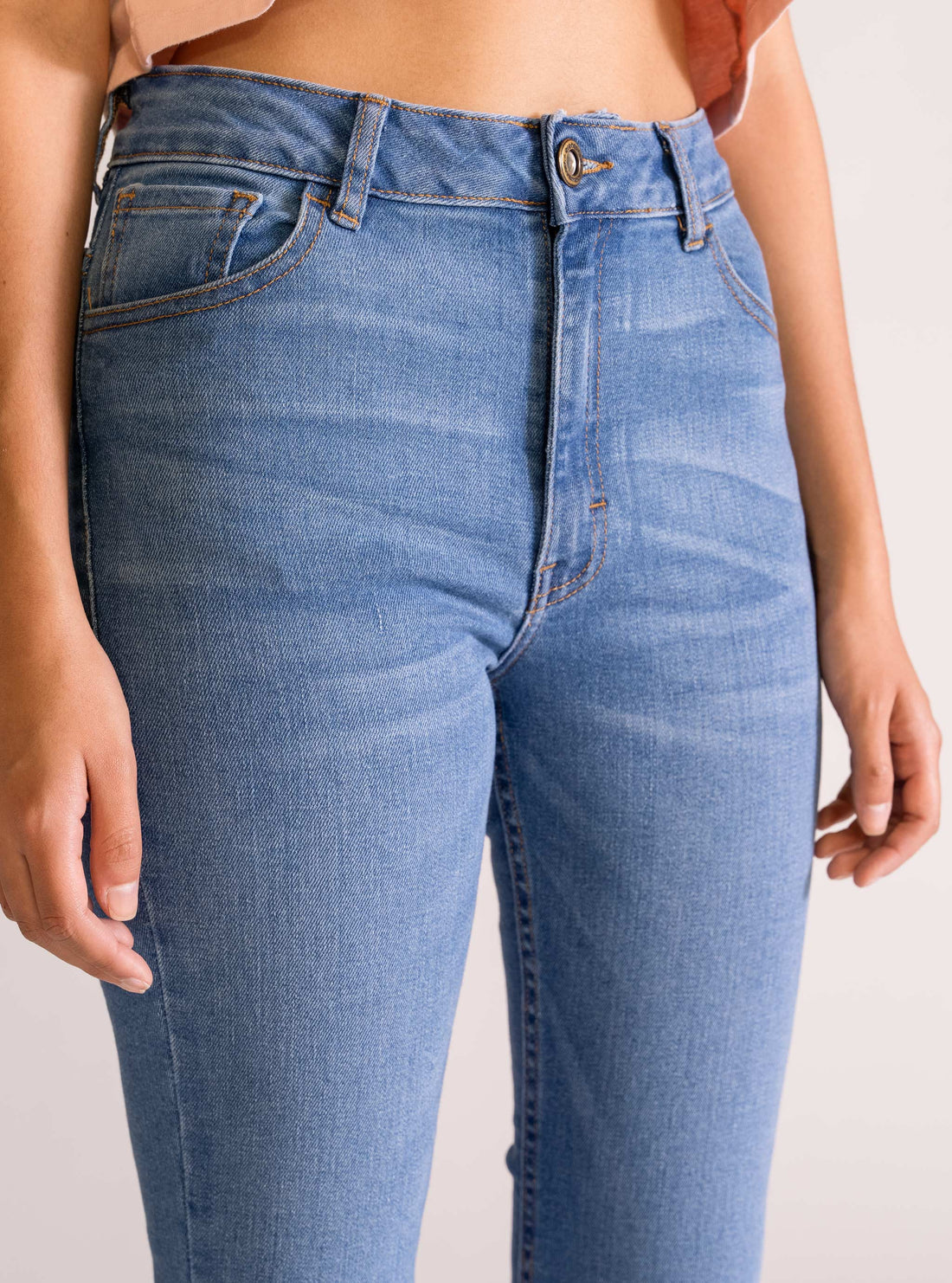 In Theory Bell Bottom Jeans, Azul Claro