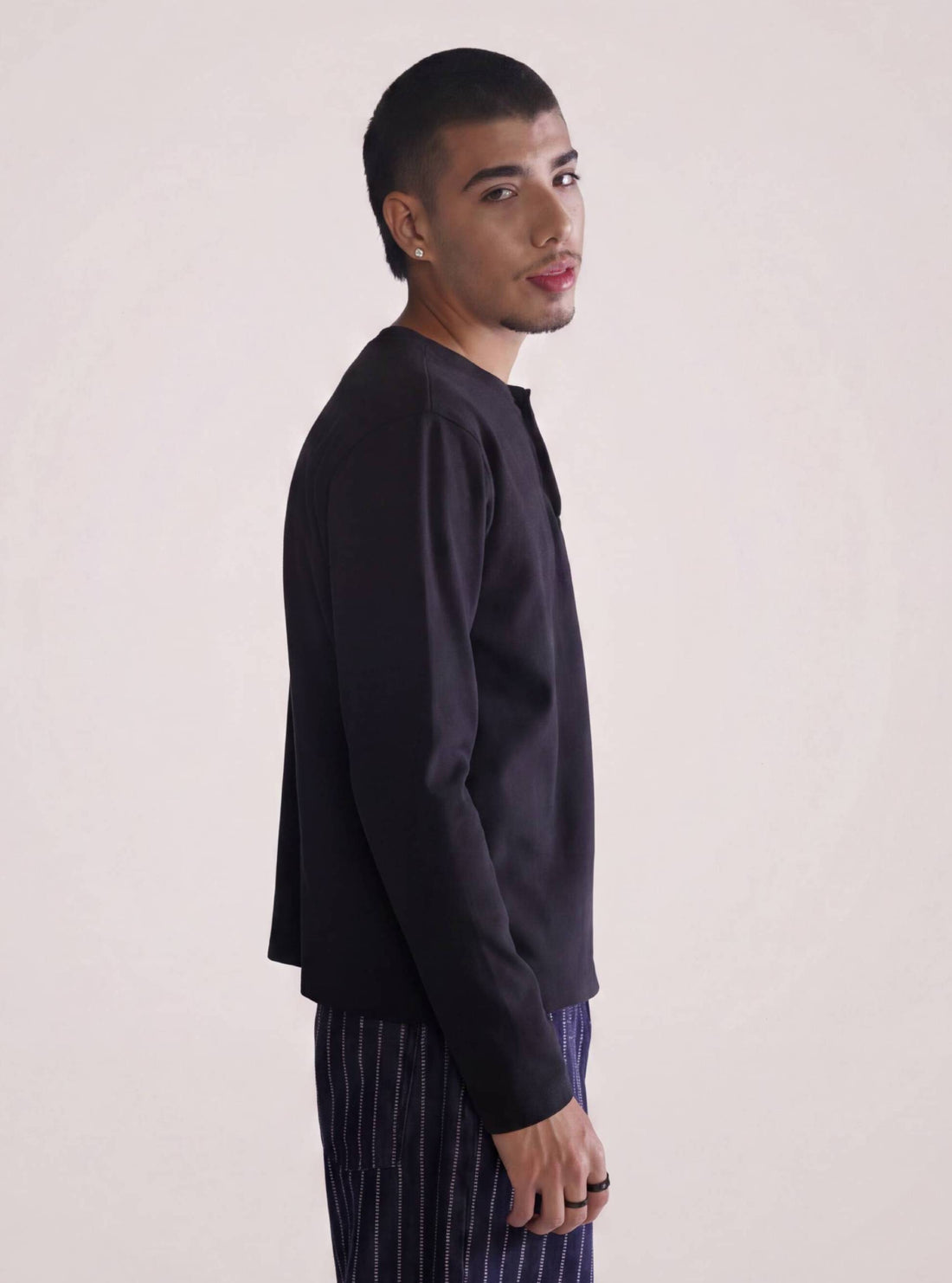 Minimalist Aesthetic Playera Henley, Negro