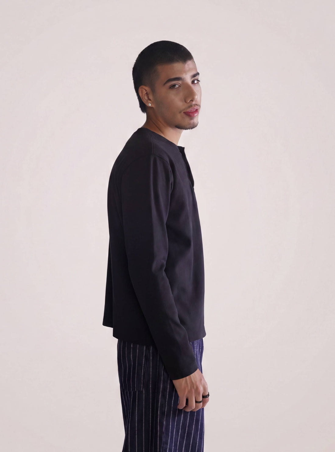 Minimalist Aesthetic Playera Henley, Negro