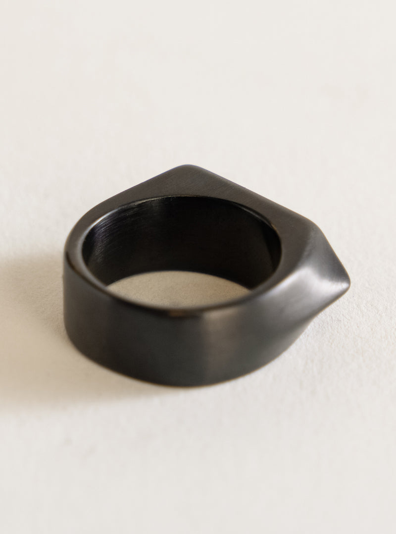 Geometric Dart Band Ring, Negro