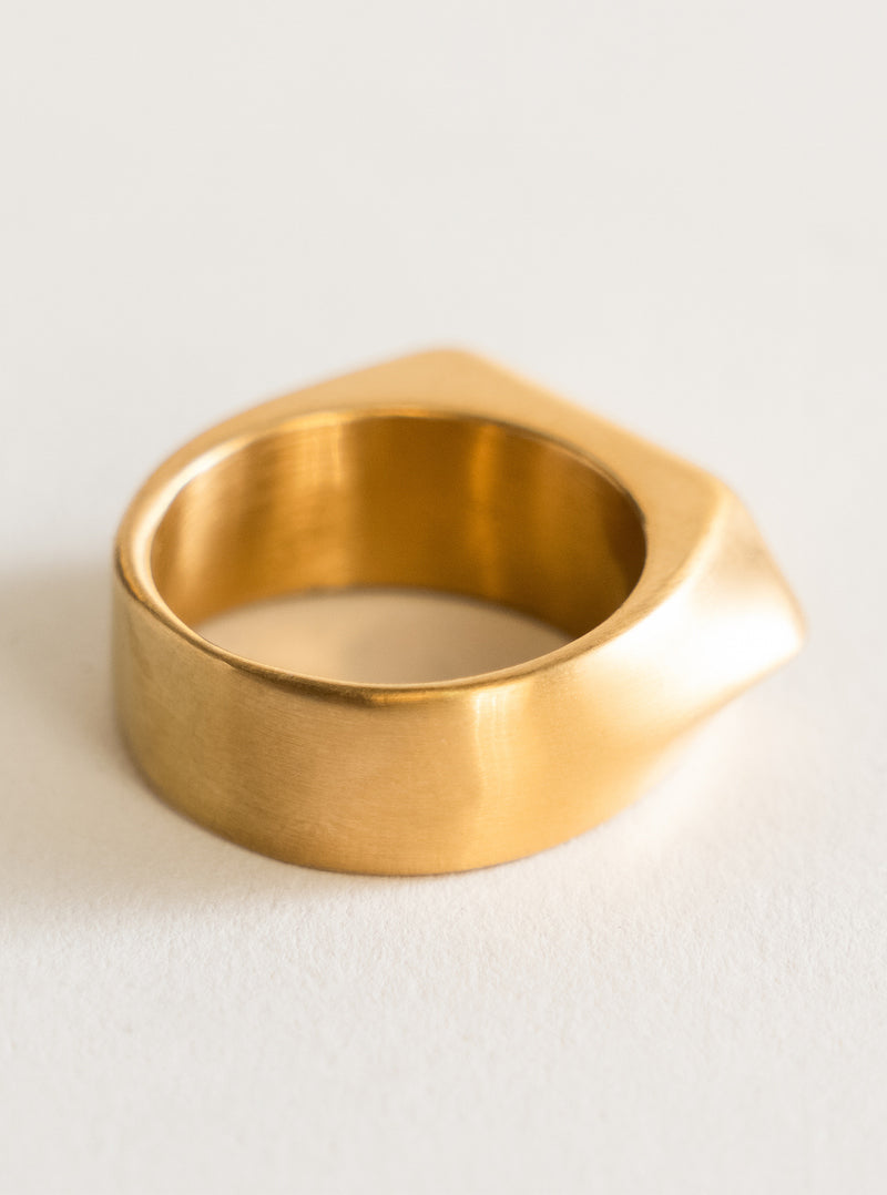 Geometric Dart Band Ring, Dorado
