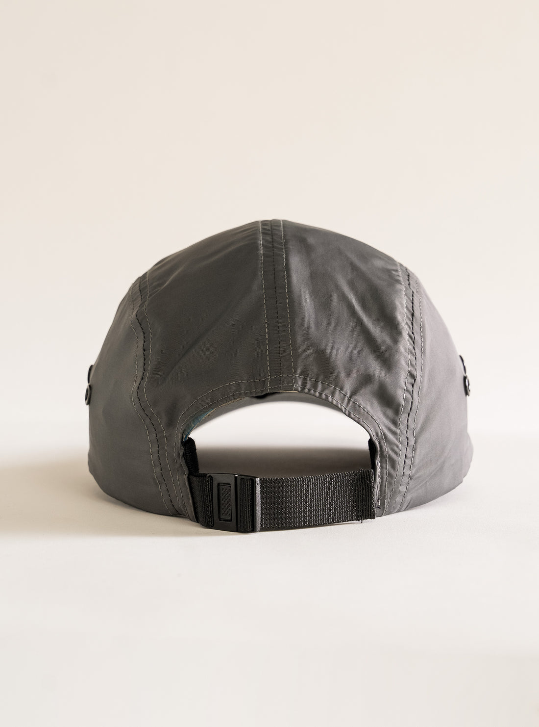 On My Radar Nylon Cap, Gris Obscuro