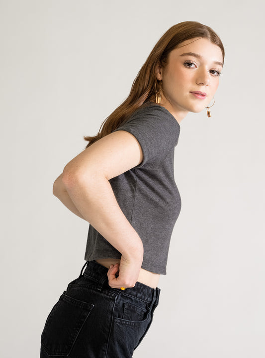Cropped Basic Tee, Gris Obscuro